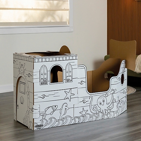 Un navire en carton, peint avec des créatures marines et des motifs maritimes. Les fenêtres et les portes sont également peintes.