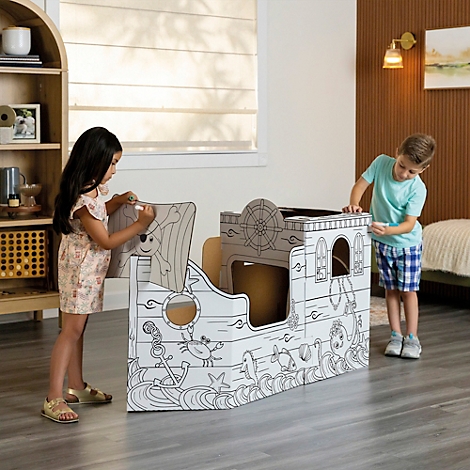 Deux enfants colorient un bateau pirate en carton. Une fille peint sur la voile, un garçon sur la poupe.