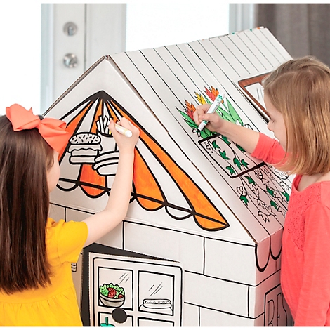 Twee meisjes kleuren een kartonnen speelhuisje. De een schildert een hamburger, de ander bloemen.