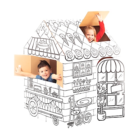 Zwei Kinder lächeln aus einem Karton-Spielhaus, das wie ein Eiswagen bemalt ist. Ein Kind hebt die Hand.