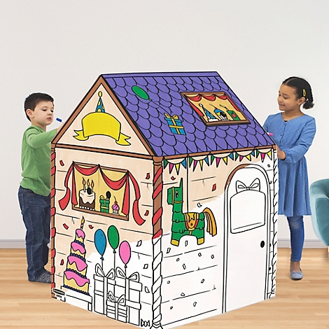 Zwei Kinder malen ein Spielhaus an. Das Haus ist mit Geburtstagsdeko verziert, teilweise ausgemalt.