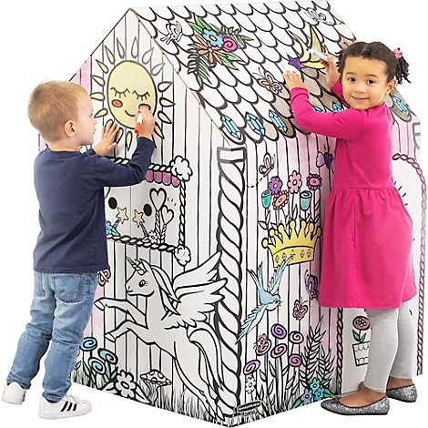 Zwei Kinder malen ein weißes Spielhaus mit Filzstiften an. Das Haus ist mit Umrissen von Blumen, einem Einhorn und einer Sonne versehen.