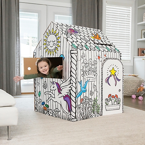 Ein lächelndes Kind beugt sich aus einem bemalten Spielhaus. Auf dem Haus sind eine Sonne, Blumen, ein Einhorn und eine Tür mit Stern abgebildet.