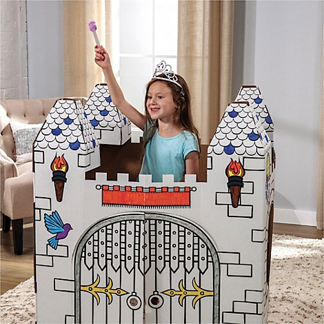 Une fillette souriante avec une couronne et une baguette dans un château de jeu.