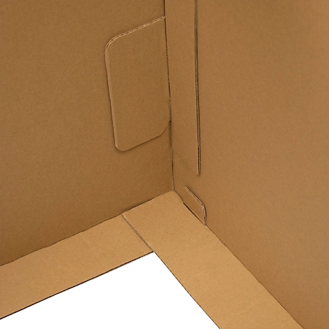 Gros plan sur un coin en carton brun. Découpes pour assembler les pièces.