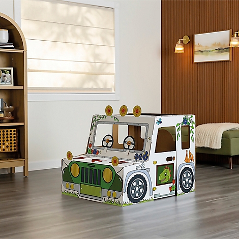 Une voiture jouet en carton décorée de détails verts, de motifs de dinosaures et de fleurs, debout dans une pièce.