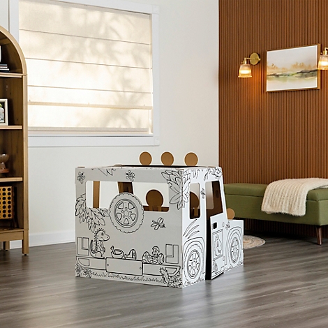 Une voiture jouet en carton blanc, pliable, avec des contours et des illustrations noirs, se trouve dans une pièce lumineuse.