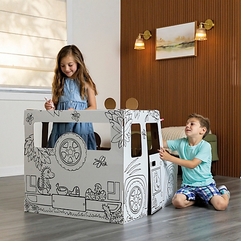 Zwei Kinder spielen mit einem bemalten Spielzeugauto aus Pappe. Das Mädchen steht im Auto, der Junge kniet daneben.