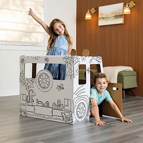 Zwei Kinder spielen in einem bemalten Spielhaus in Form eines Autos. Mädchen winkt, Junge krabbelt aus der Tür. Hintergrund: Zimmer.