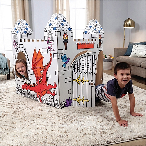 Twee kinderen spelen in een kartonnen kasteel met een drakenmotief. Een jongen kruipt er doorheen, een meisje kijkt uit het raam.