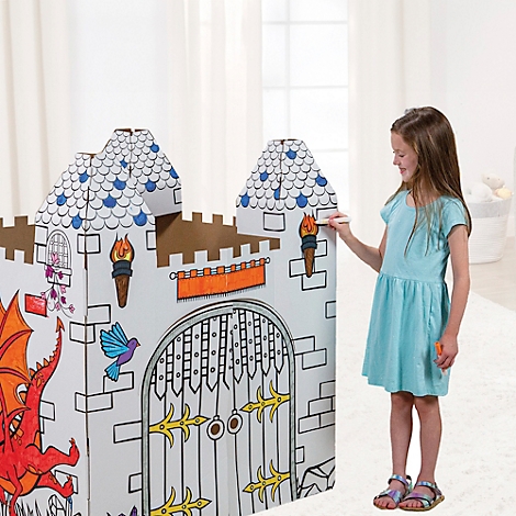 Een meisje kleurt een kartelen kasteel. Het kasteel is versierd met draken, torens en een poort. Ze draagt een blauwe jurk en houdt een pen vast.