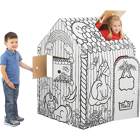 Een jongen opent een brievenbus naast een beschilderbaar speelhuisje, waarin een meisje uit het dakraam kijkt.