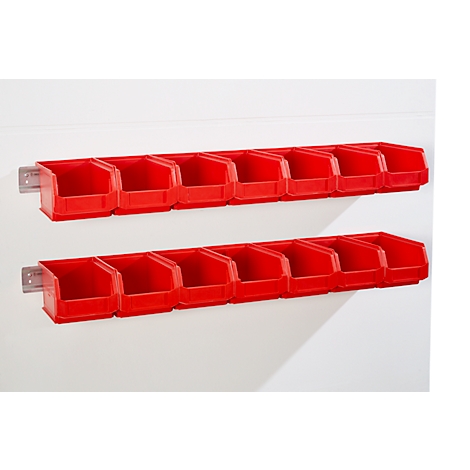 Dos filas de contenedores de almacenamiento rojos en una pared blanca. Cada fila consta de 8 contenedores dispuestos uno al lado del otro.