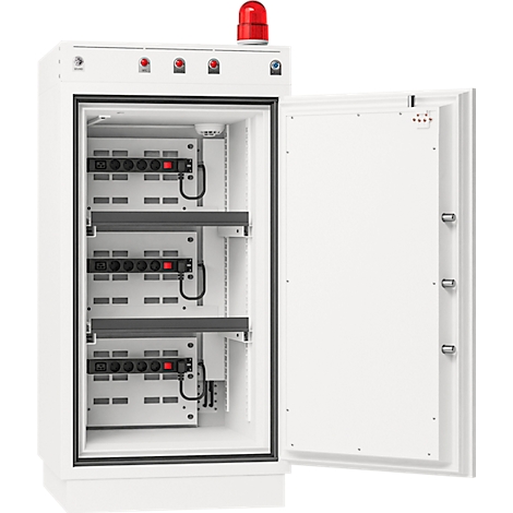 Weißer Schaltschrank mit geöffneter Tür. Innenliegend elektronische Komponenten, rot blinkende Lampe auf der Oberseite.