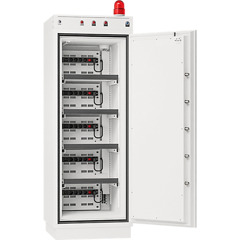 Weißer Schaltschrank, offen, mit mehreren elektronischen Geräten und roter Leuchte oben.