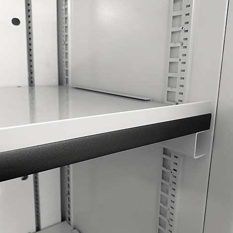 Detailaufnahme eines weißen Schranks mit einer Ablage. Schwarzer Kantenschutz und Metallwinkel.