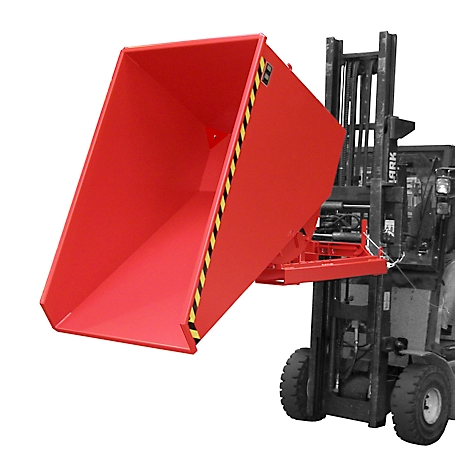 Benne basculante rouge fixée à un chariot élévateur. Le conteneur a des rayures d'avertissement noires et jaunes.