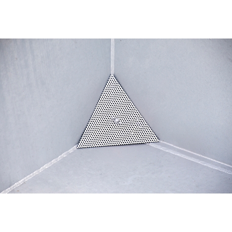 Pièce métallique triangulaire perforée dans le coin. Deux petits trous. Fond gris avec des lignes blanches.