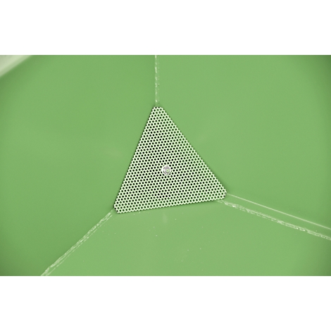 Conteneur à déchets vert sur une palette avec des bandes d'avertissement jaunes et noires sur le bord.
