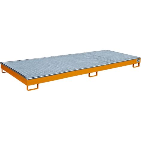 Un bac de rétention orange avec surface perforée. Quatre pieds rectangulaires et une forme rectangulaire.
