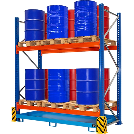 Magazijnrek met blauwe en rode vaten op pallets.