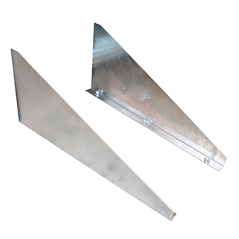 Twee metalen, driehoekige hoekstukken tegen een witte achtergrond.