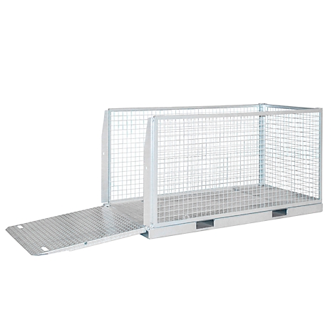 Cage métallique avec rampe abaissée, sur fond blanc.