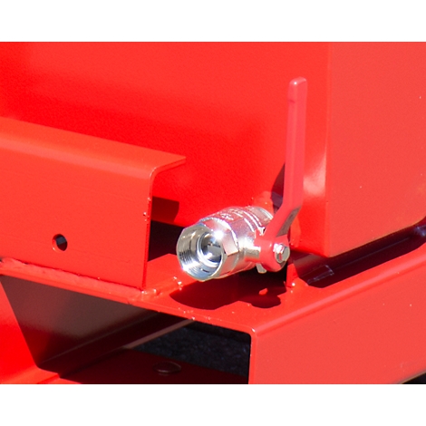 Close-up van een rode metalen behuizing met een zilveren kogelkraan en rode hendel.