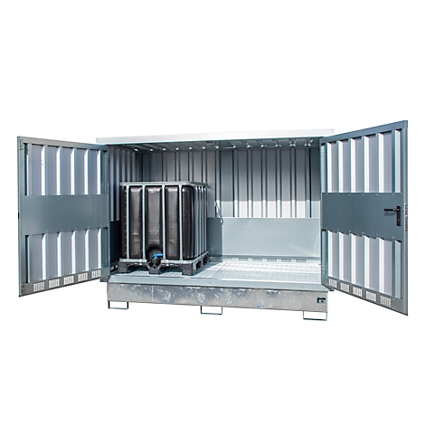 Grauer Stahlcontainer mit geöffneten Türen. Im Inneren steht ein schwarzer IBC-Tank auf einer Palette.