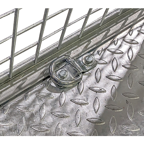 Nahaufnahme einer Metallkonstruktion: Gitter, Diamantblech und ein D-Ring zur Befestigung.