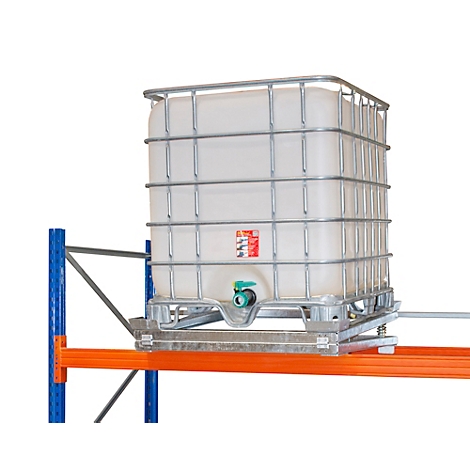 Een witte IBC-container met metalen frame op een oranje en blauwe stellingconstructie.