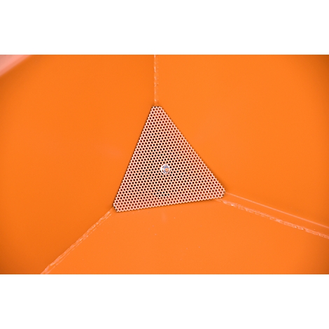 Detailansicht eines orangefarbenen Objekts mit einem dreieckigen, perforierten Element und einem kleinen silberfarbenen Niet in der Mitte.