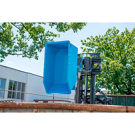Blauer Container wird von einem Gabelstapler angehoben. Im Hintergrund sind Gebäude und Bäume zu sehen.