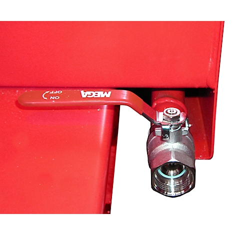 Nahaufnahme eines roten Ventils mit silberner Kugel. Der Hebel zeigt die Position „ON“. Auf dem Hebel steht „MEGA“.