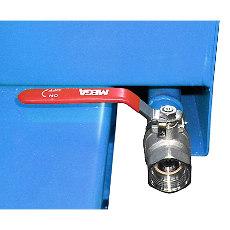 Hellblaue Metallwanne mit Lochmusterboden. Ein Verschluss, zwei Laschen und eine Halterung sind sichtbar.