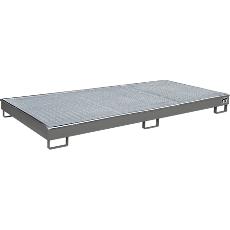 Een metalen pallet met een geperforeerd oppervlak. Handgreep openingen bevinden zich aan de korte zijden.