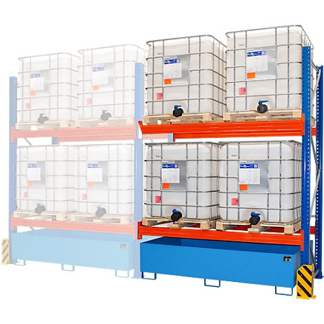 Ein Lagerregal mit vier weißen IBC-Containern. Darunter eine blaue Auffangwanne.