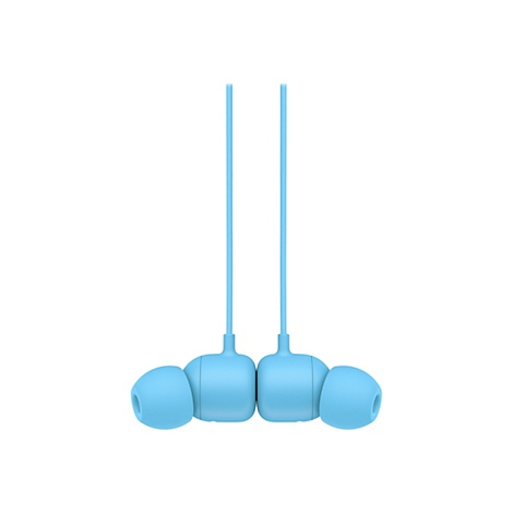 Écouteurs sans fil bleu clair avec de longs câbles, fond blanc.