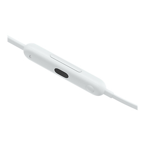 Gros plan sur un câble de casque blanc avec une commande. Bouton noir. Petit cercle en dessous. Le câble est incliné.