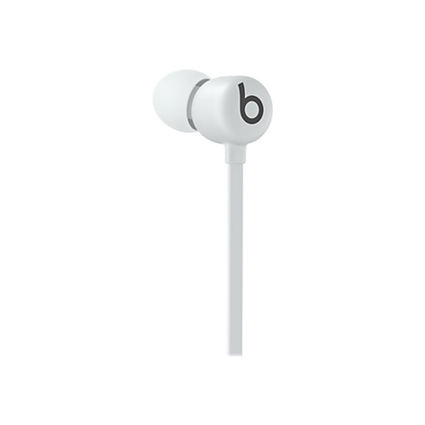 Gros plan d'un écouteur Beats blanc sur fond blanc. Le logo 'b' est clairement visible.