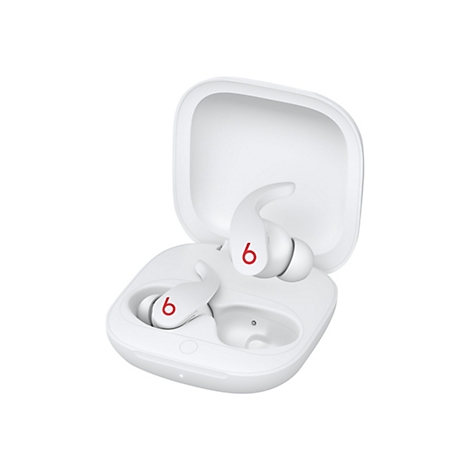 WeiÃŸe Beats-KopfhÃ¶rer in einer geÃ¶ffneten Ladebox; das rote 'b' ist deutlich erkennbar.
