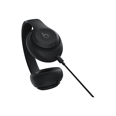Schwarzer KopfhÃ¶rer mit Kabel, von der Marke Beats, auf weiÃŸem Hintergrund.