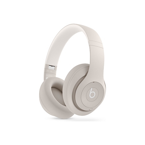 Beige KopfhÃ¶rer, das Logo von Beats ist auf den Ohrmuscheln sichtbar.