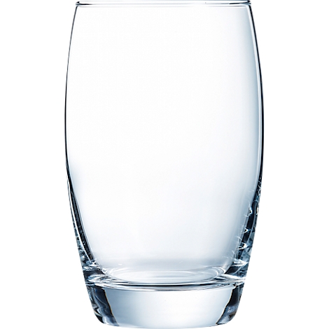 Ein leeres, ovales Trinkglas aus transparentem Glas. Der Boden ist verdickt.