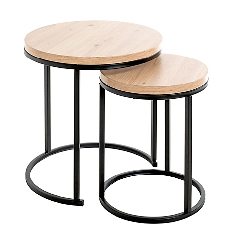 Zwei runde Beistelltische aus Holz mit schwarzen Metallrahmen. Der obere Tisch steht auf dem anderen.
