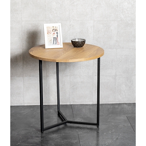 Runder Beistelltisch mit Holzplatte und schwarzen Metallbeinen.