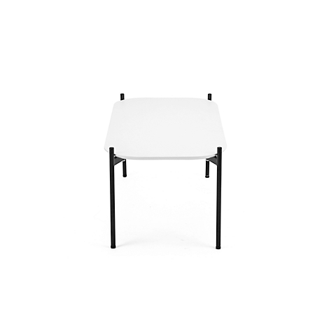 Weißer quadratischer Couchtisch mit schwarzen Beinen. Auf weißem Hintergrund.