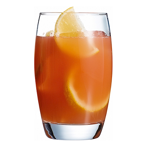 Een cocktail in een glas met een schijfje citroen.