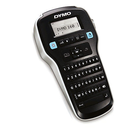 Zwarte DYMO labelmaker met display en toetsenbord. Op het scherm staat DYMO 160. Knoppen met letters en cijfers.