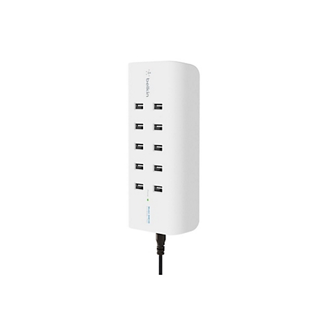 Weißer Belkin USB-Ladegerät-Hub mit 10 Anschlüssen. Der Hub steht aufrecht, ein schwarzes Kabel hängt heraus. Der grüne Power-Punkt ist sichtbar.